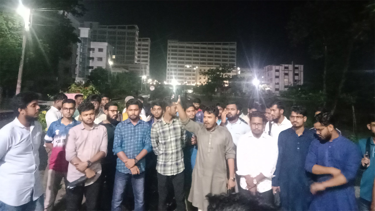 গোপালগঞ্জে এনসিপি’র ওপর হামলার প্রতিবাদে পাবিপ্রবিতে বিক্ষোভ