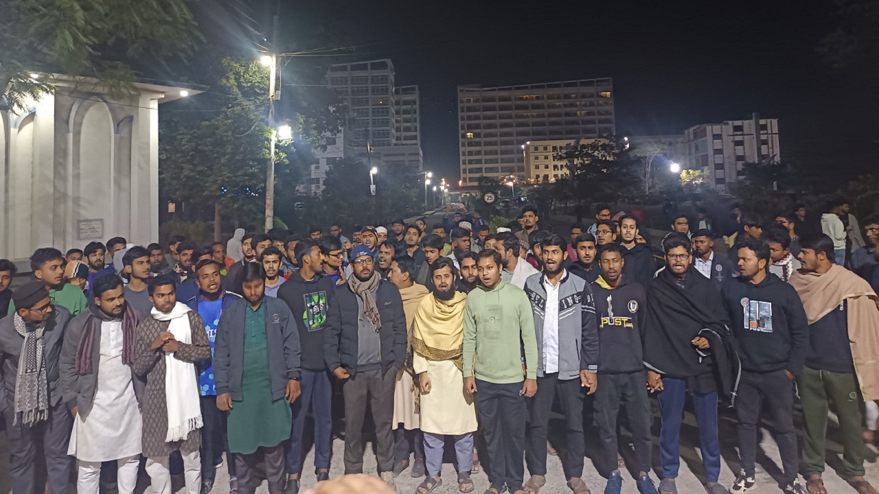 ওসমান হাদির ওপর হামলার প্রতিবাদে পাবিপ্রবিতে শিক্ষার্থীদের বিক্ষোভ