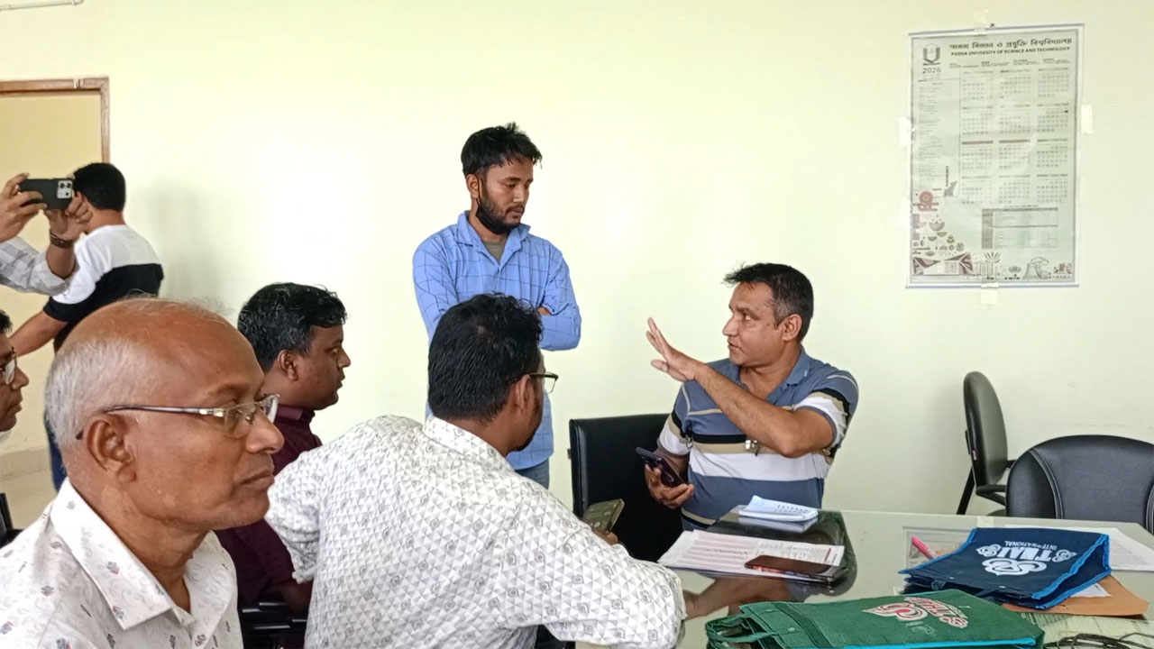 পাবিপ্রবিতে মোবাইলসহ আটক পরীক্ষার্থী