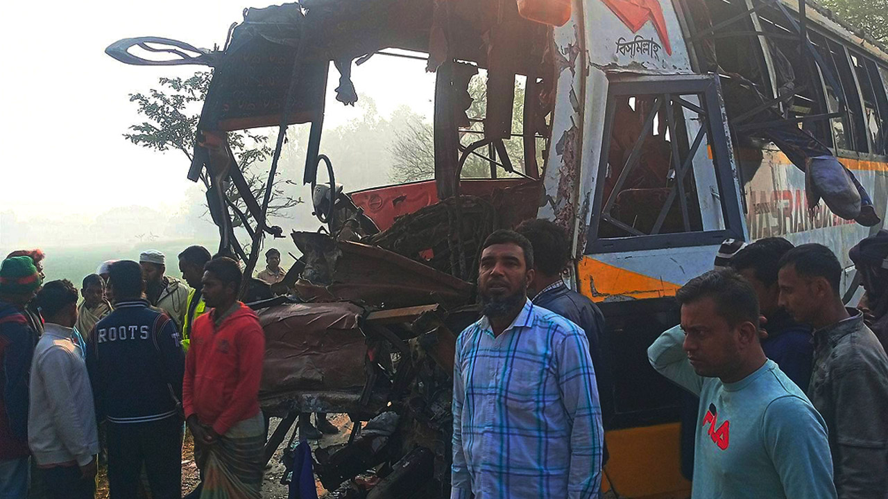 পাবনায় দুই বাসের মুখোমুখি সংঘর্ষ, নিহত বেড়ে ৪