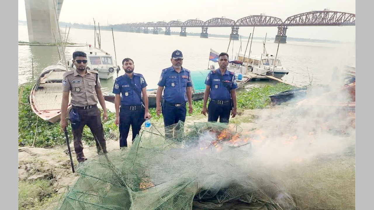 নৌ-পুলিশের অভিযানে ২০ হাজার মিটার অবৈধ চায়না দুয়ারী জাল জব্দ ও ধ্বংস