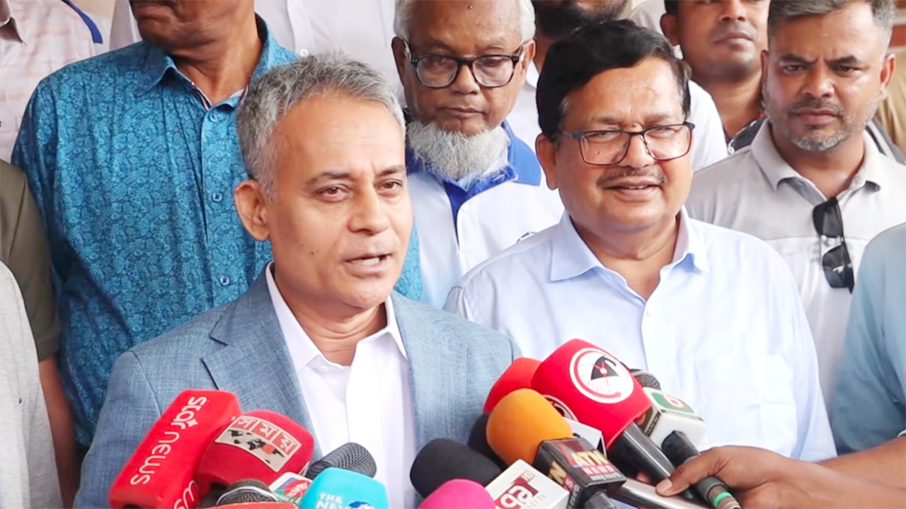 সাংবাদিকদের সাথে কথা বলছেন সড়ক, রেল ও নৌপরিবহন মন্ত্রী রবিউল আলম