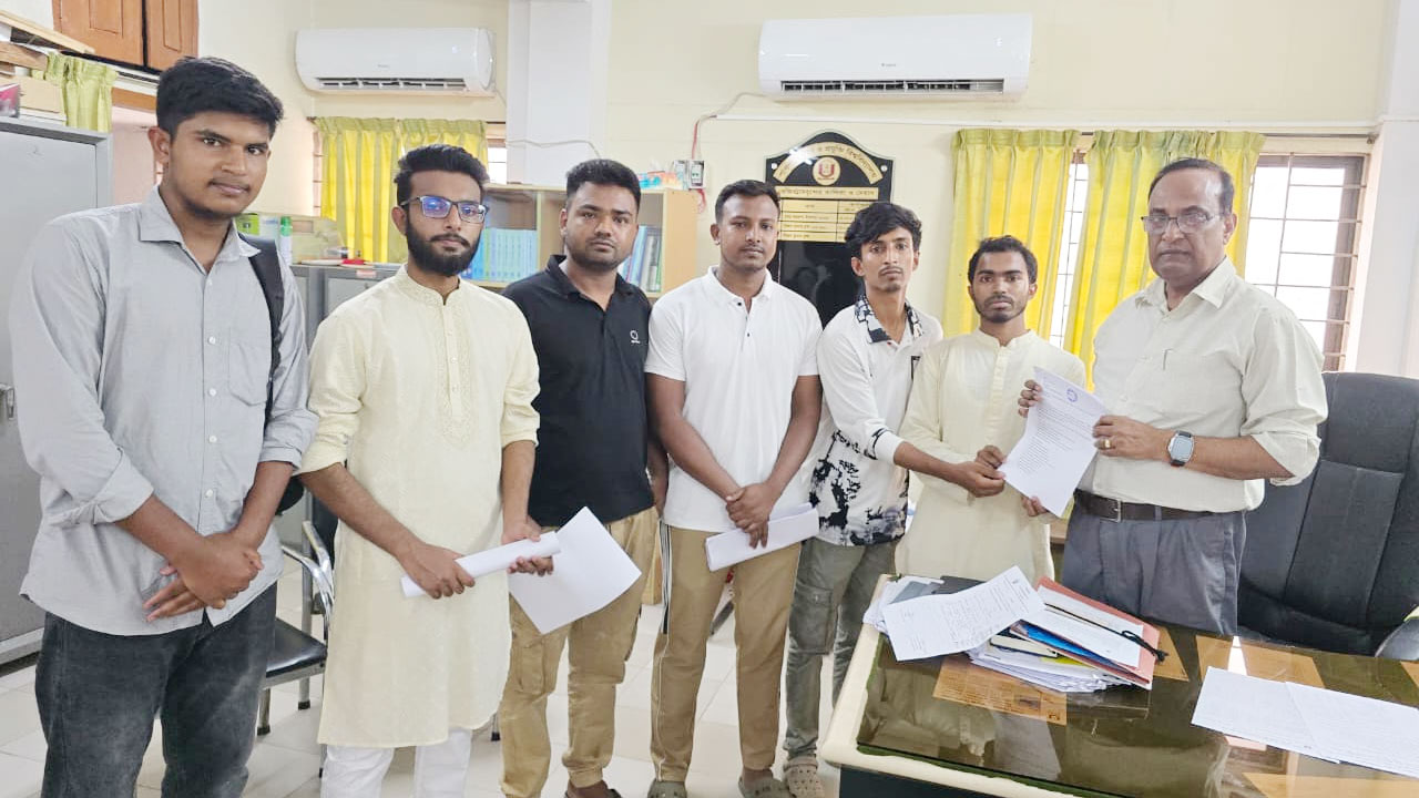 ১৮ দফা দাবিতে পাবিপ্রবি ইনকিলাব মঞ্চের স্মারকলিপি প্রদান