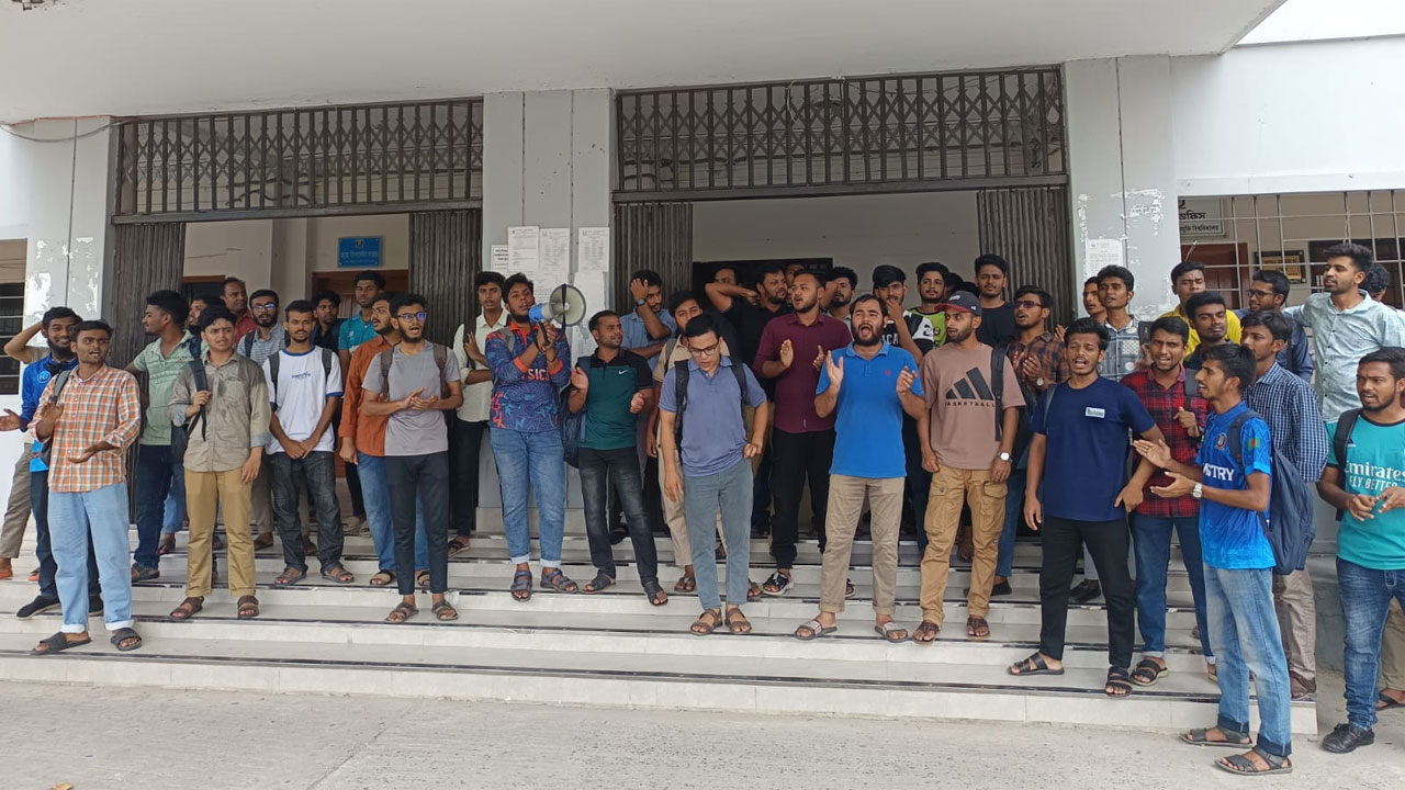 বিক্ষোভ করছেন শিক্ষার্থীরা