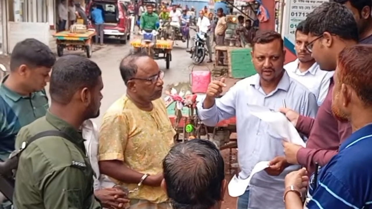 ভ্রাম্যমাণ আদালতের হাতে আটক মাদককারবারিরা