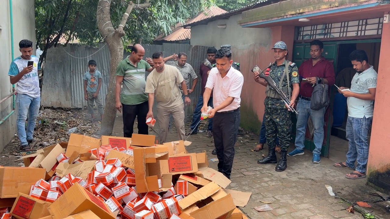 পাবনায় অবৈধ দুটি স্যালাইন কারখানাকে ৪৫ হাজার টাকা জরিমানা, একটি সিলগালা