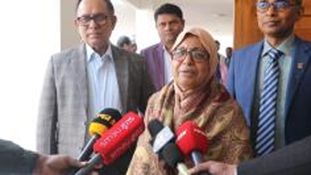 সাংবাদিকদের প্রশ্নের জবাব দিচ্ছেন স্বাস্থ্য উপদেষ্টা