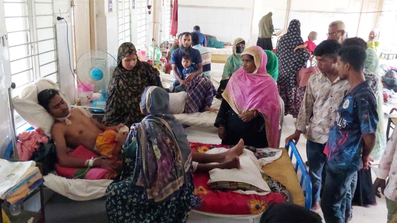 পাবনায় দু’ গ্রুপের গোলাগুলি-সংঘর্ষ, আহত ১৫