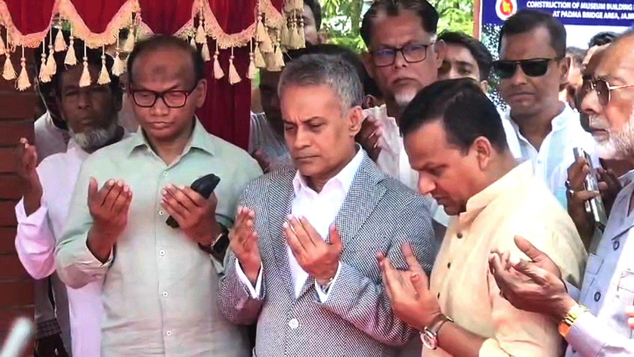 দোয়া-মোনাজাত করছেন সেতুমন্ত্রী শেখ রবিউল আলম