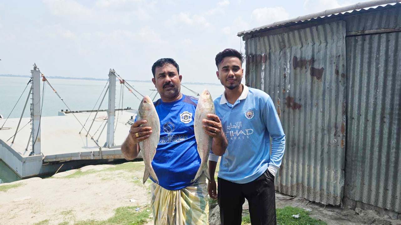 দু’ কেজি ৬০০ গ্রাম ওজনের দুই ইলিশ