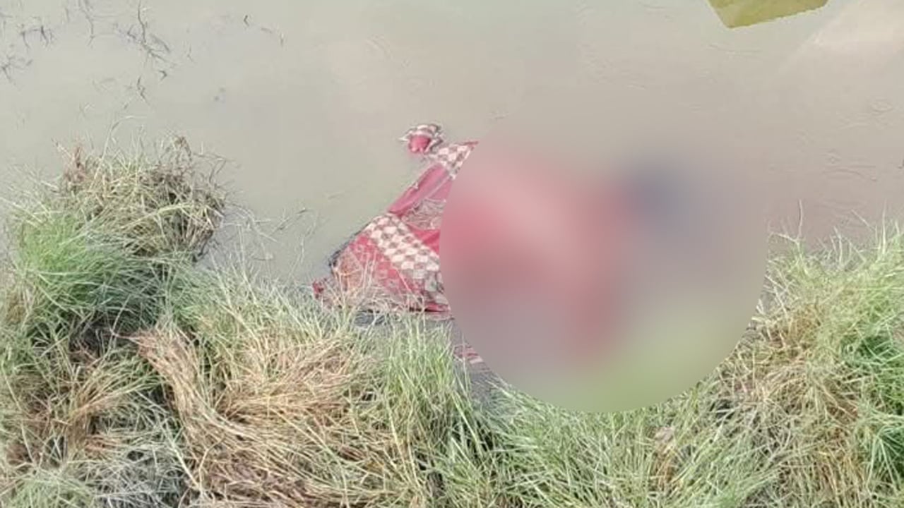ভারতি মন্ডলের লাশ পুকুরে ভাসতে দেখা যায়