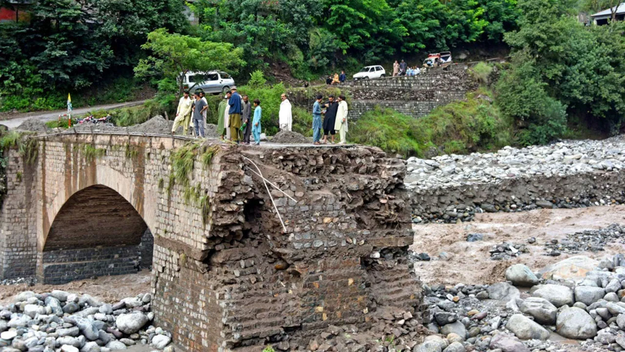 আজাদ কাশ্মিরের মুজাফফরাবাদের উপকণ্ঠে বন্যার পানিতে সেতু ভেঙে গেছে
