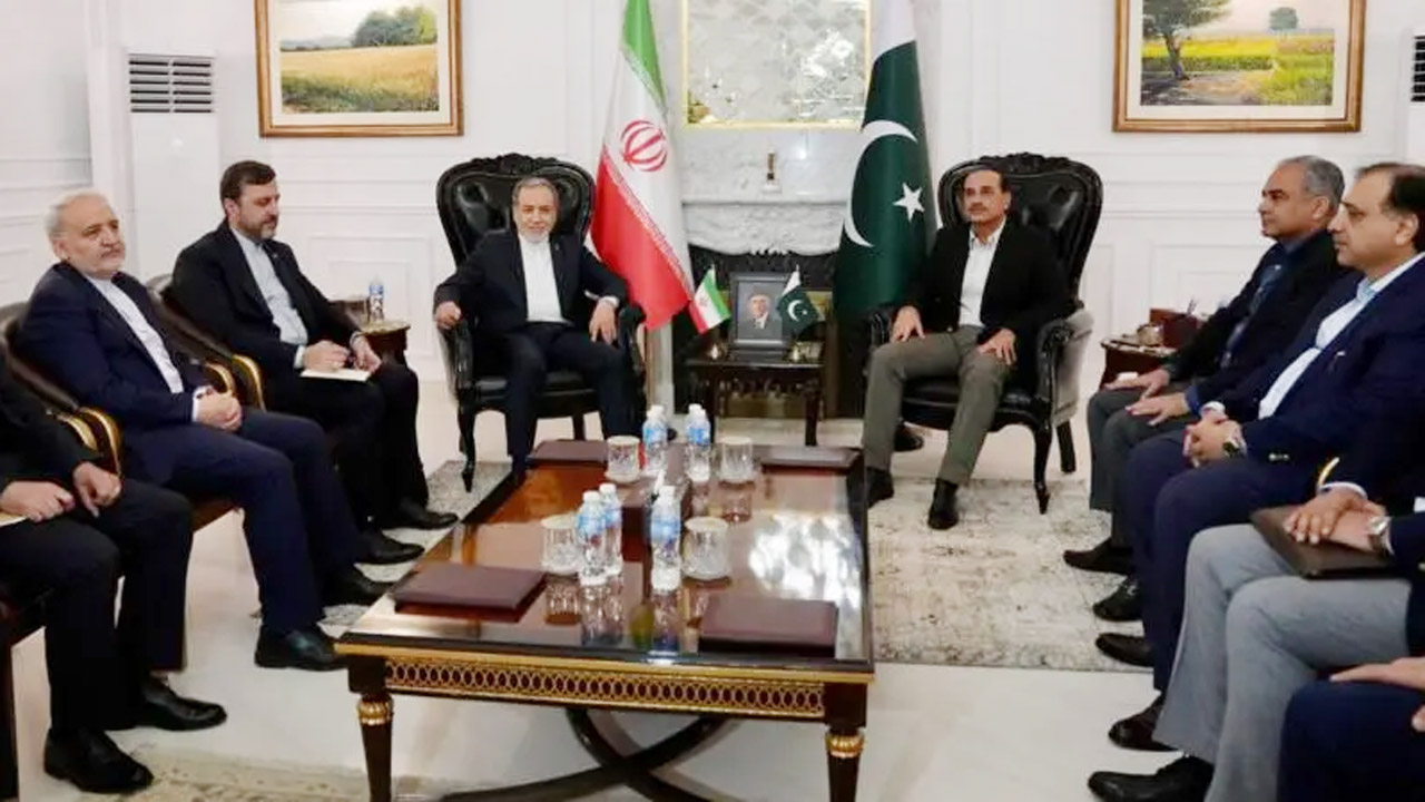 পাকিস্তানের সশস্ত্র বাহিনীর প্রধান ফিল্ড মার্শাল আসিম মুনিরের সাথে বৈঠকে ইরানের পররাষ্ট্রমন্ত্রী আব্বাস আরাঘচি