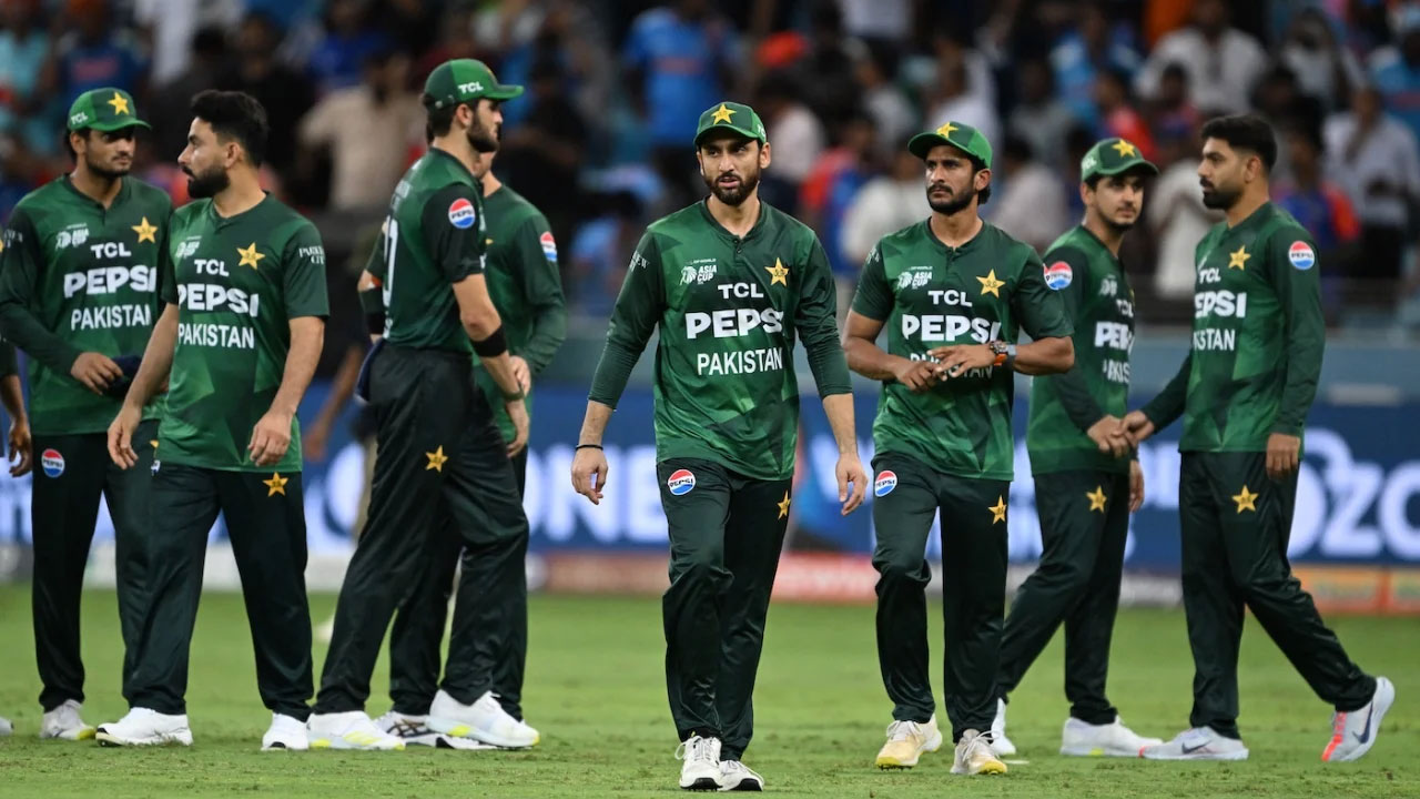 সতীর্থদের সাথে সালমান আলি আগা