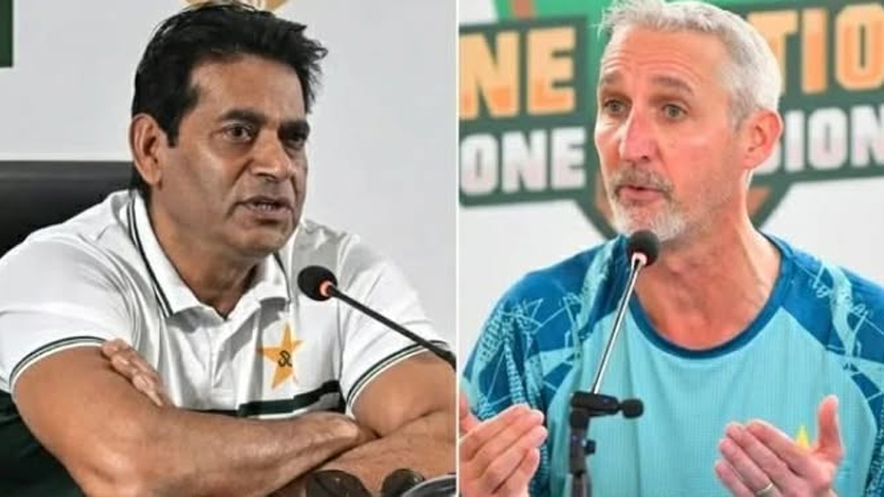 বামে আকিব জাভেদ ও ডানে পাকিস্তানের সাবেক কোচ জেসন গিলেস্পি