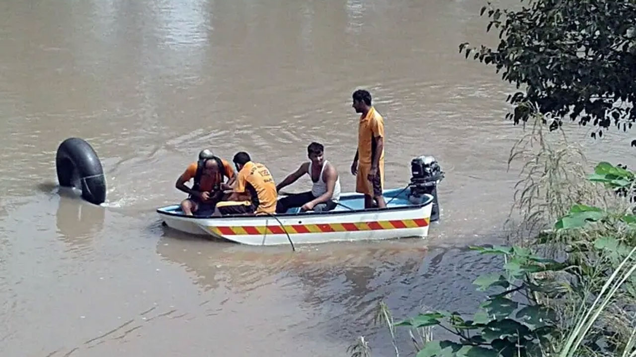 মুজাফফরগড় খালে উদ্ধার অভিযান চলছে