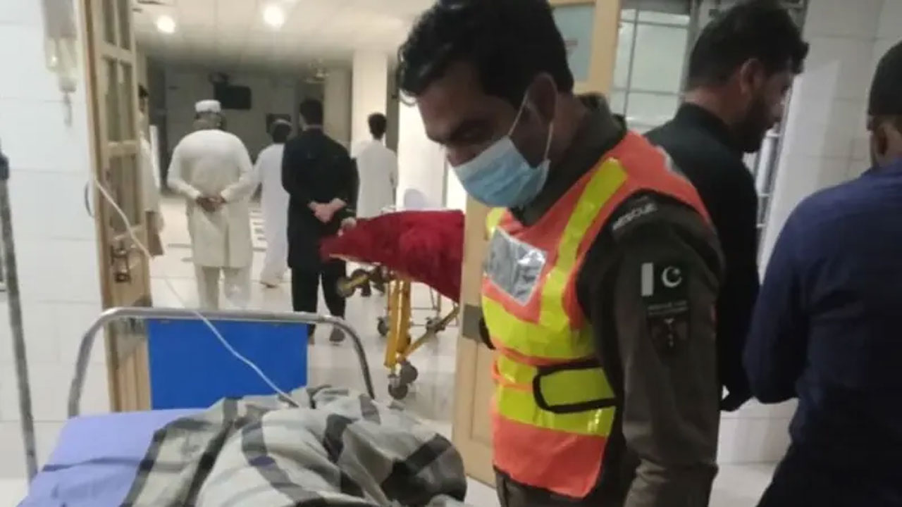 দুর্ঘনায় আহত ব্যক্তির পাশে দাঁড়িয়ে রেসকিউ-১১২২ কর্মকর্তা