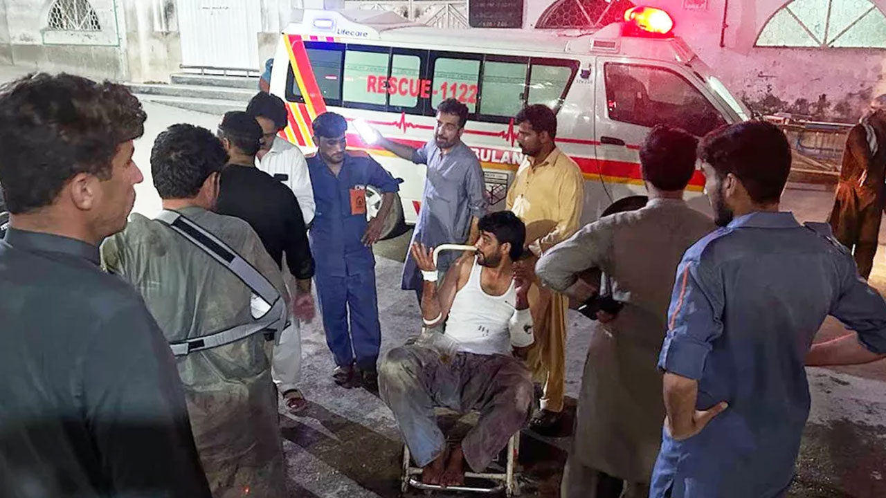 হামলায় আহত এক ব্যক্তিকে স্থানীয়রা হাসপাতালে পাঠানোর ব্যবস্থা করছেন
