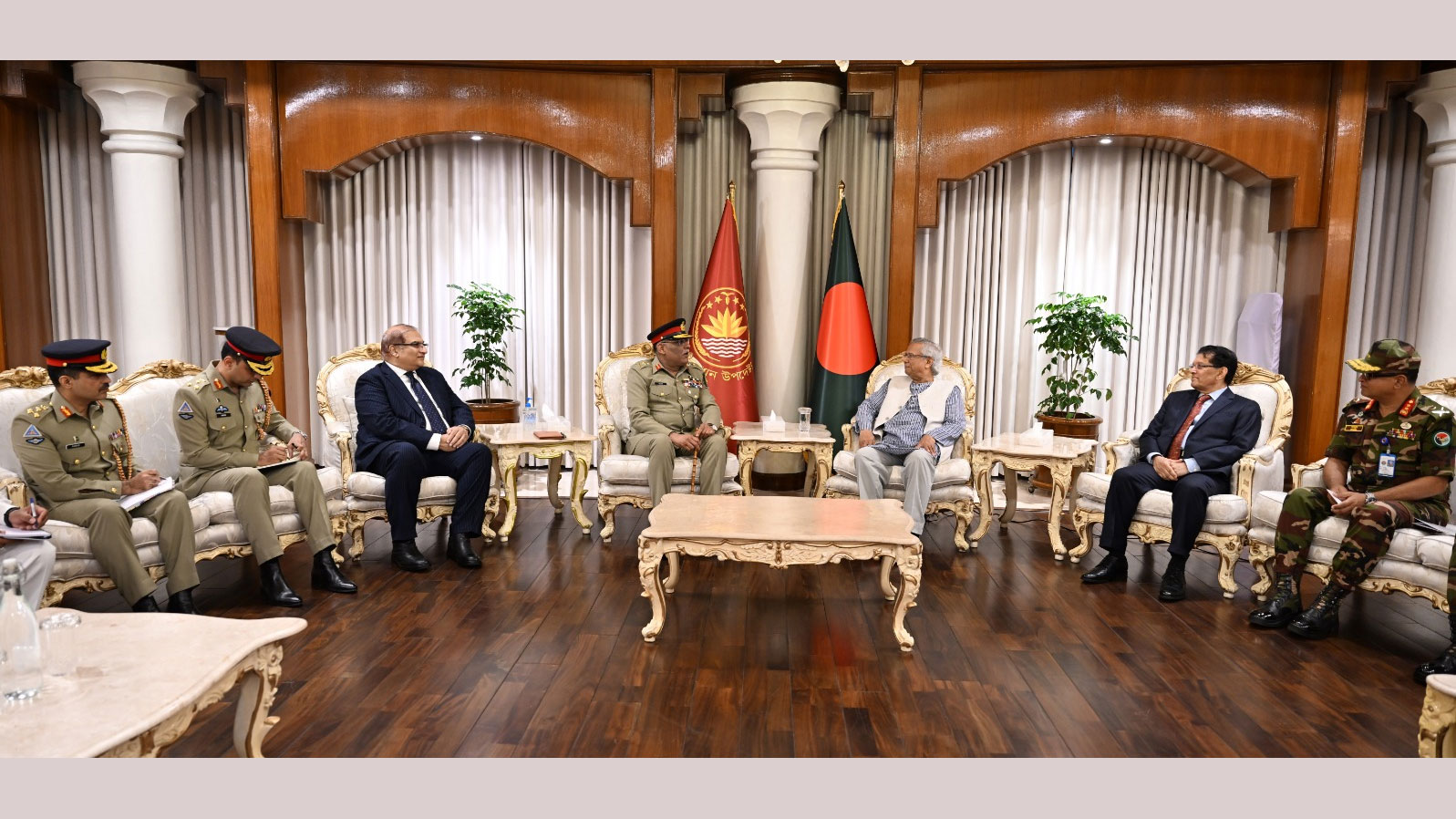 প্রধান উপদেষ্টার সাথে পাকিস্তানের জয়েন্ট চিফস অব স্টাফ চেয়ারম্যানের সাক্ষাৎ