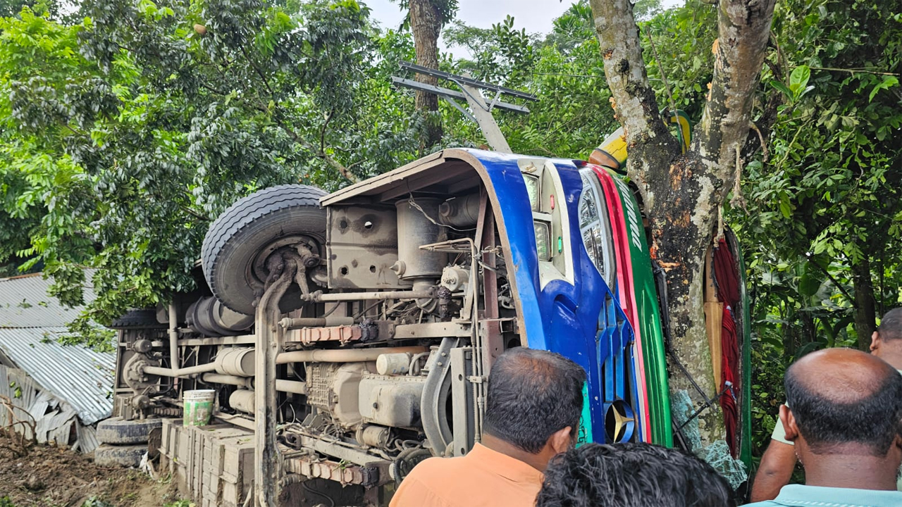 নিয়ন্ত্রণ হারিয়ে বাস সড়কের পাশে উল্টে গেছে