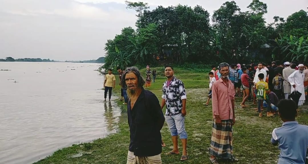 ঘটনাস্থলে উৎসুক জনতা