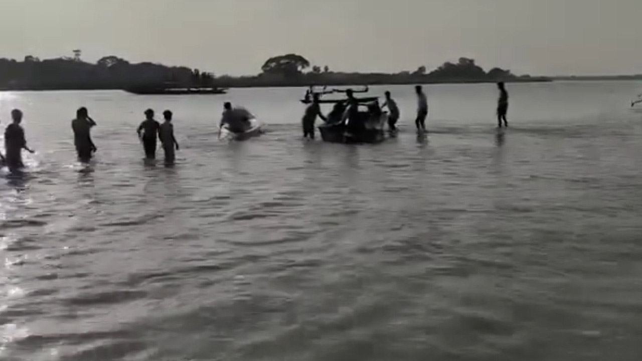 পাকুন্দিয়ায় পরিবারের সাথে ঘুরতে গিয়ে নৌকাডুবে কলেজছাত্রীর মৃত্যু, বোন নিখোঁজ