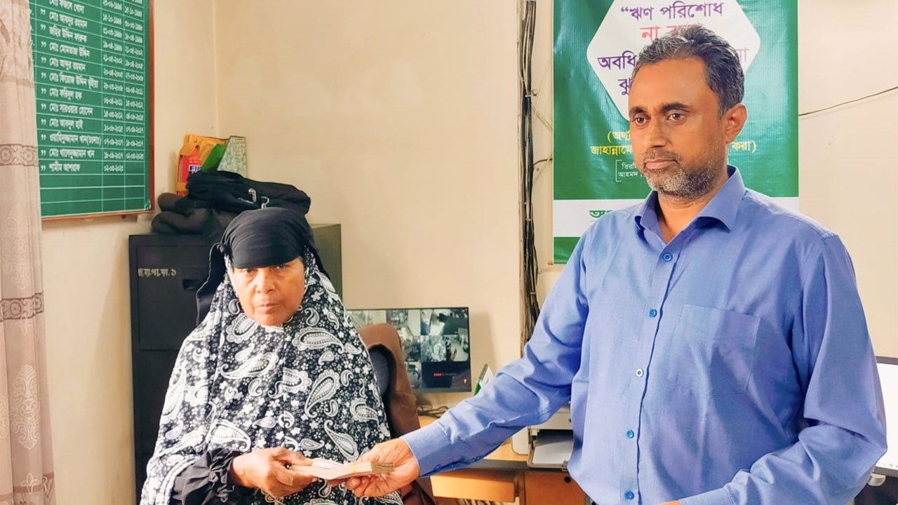ভুক্তভোগী নারী সুফিয়া খাতুনকে টাকা বুঝিয়ে দেয়া হচ্ছে