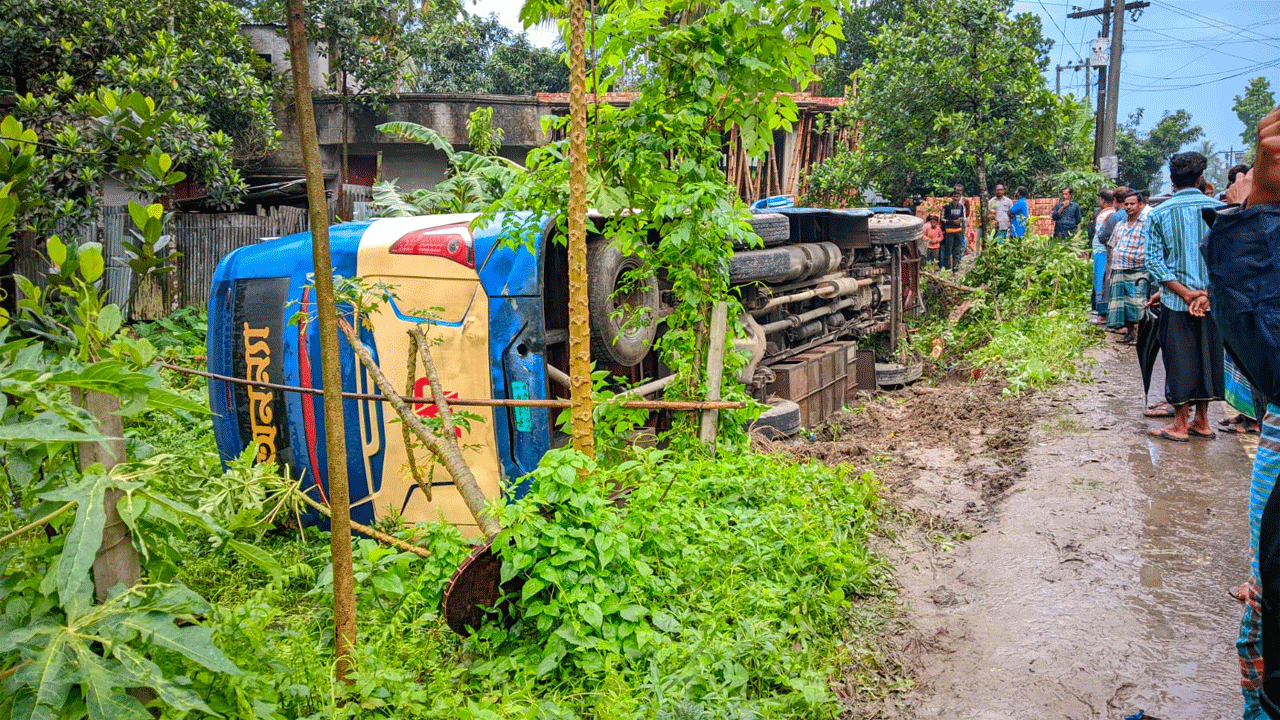 উল্টে যাওয়া বাস