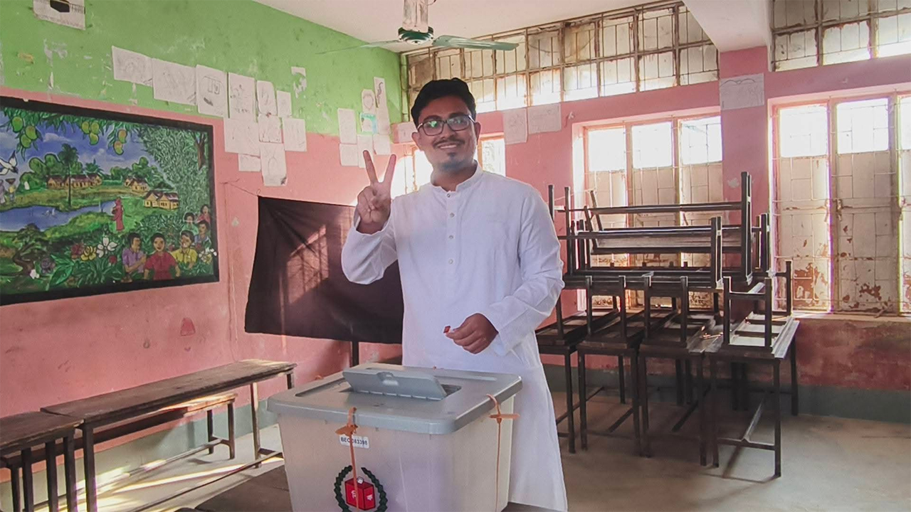 দেশের মানুষ আনন্দ থেকে বঞ্চিত ছিল