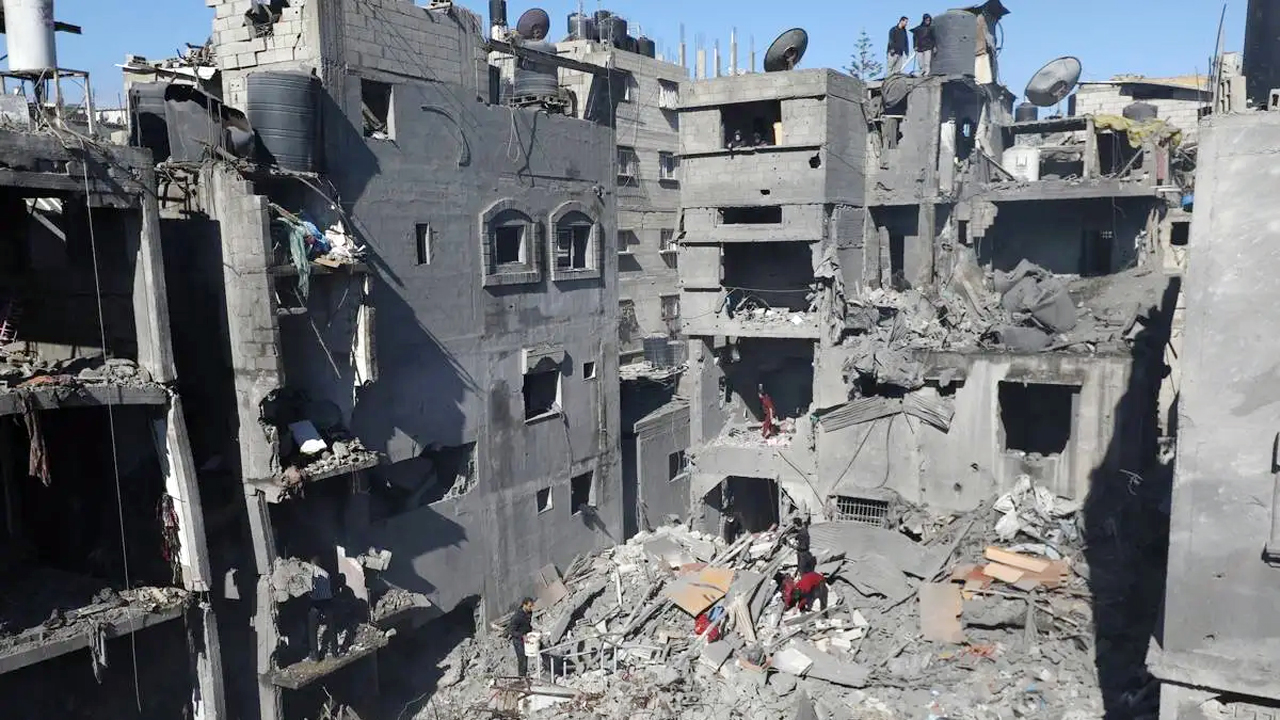 গাজার ধ্বংস হয়ে যাওয়া কয়েকটি ভবন