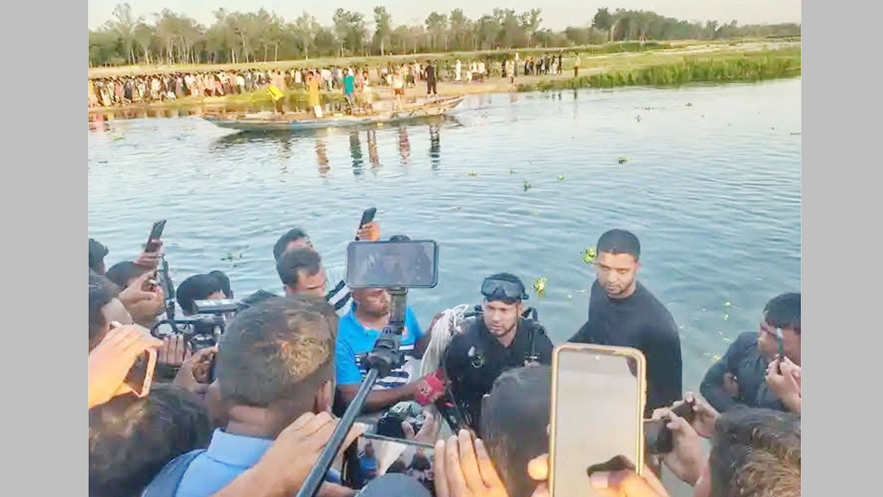 উদ্ধার অভিযানে ডুবুরি দল, উৎসুক জনতার ভিড়