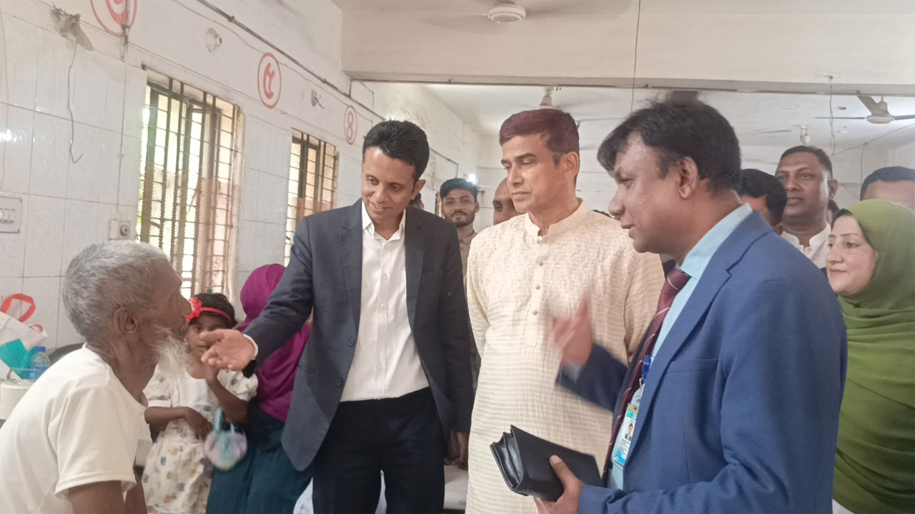 স্বাস্থ্য কমপ্লেক্স পরিদর্শনে পানি সম্পদ প্রতিমন্ত্রী ফরহাদ হোসেন আজাদ