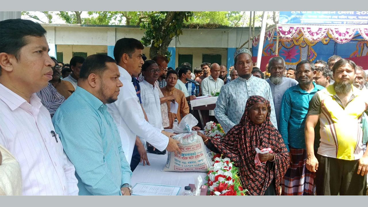 উদ্বোধন শেষে ক্ষতিগ্রস্ত পরিবারের মাঝে সামগ্রী বিতরণ