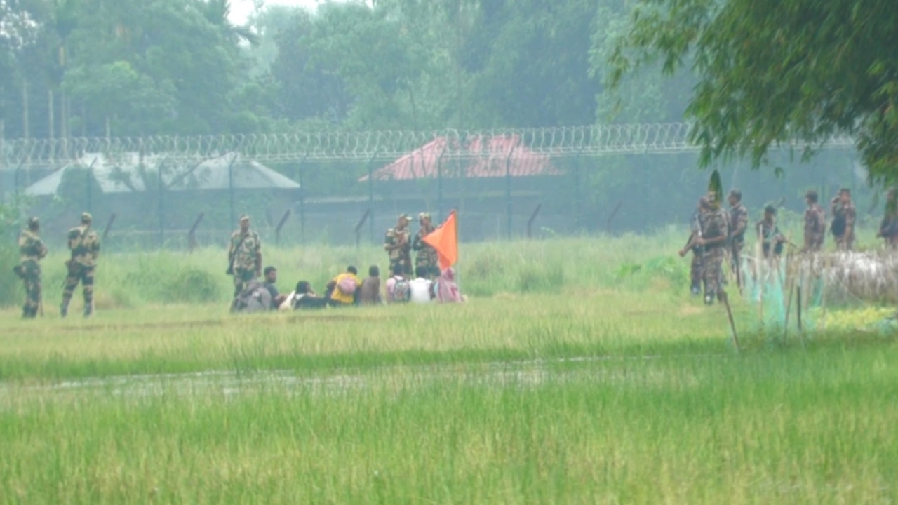 শুক্রবার ভোর রাতে নীলফামারীর বড়বাড়ি এলাকায় সীমান্ত পিলার ৭৫৮/৫-এর কাছে বিএসএফ ১০ নারী-পুরুষকে বাংলাদেশের অভ্যান্তরে ঠেলে দেয়ার চেষ্টা করলে বিজিবির একটি টহলদল তাদের আটকে দেয়