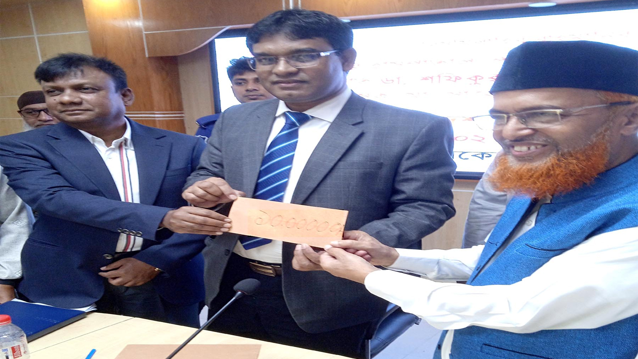 পঞ্চগড় আধুনিক হাসপাতালে ১০ লাখ টাকার চেক প্রদান করছেন জামায়াতের সহকারী সেক্রেটারি জেনারেল আব্দুল হালিম