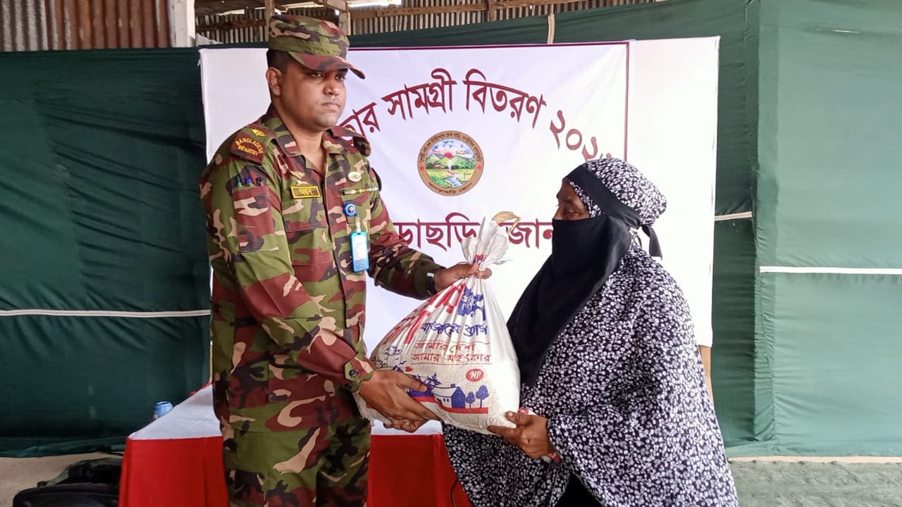 পানছড়িতে দুস্থদের মাঝে ইফতারসামগ্রী বিতরণ করেছে বাংলাদেশ সেনাবাহিনী
