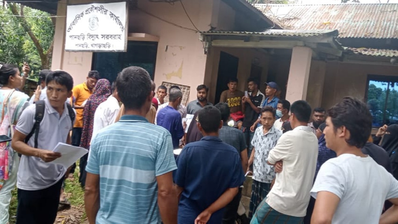 ভুতুড়ে বিলে অতিষ্ঠ গ্রাহক, সহকারী প্রকৌশলীকে গণধোলাই