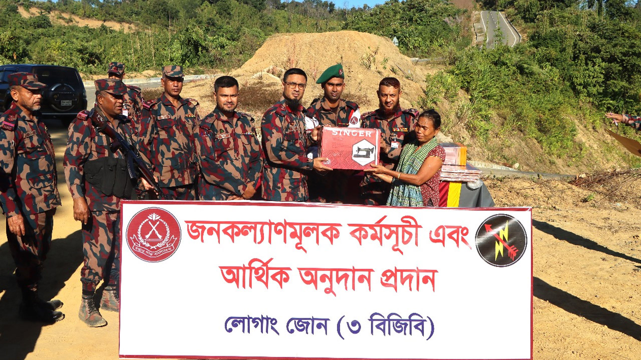পানছড়িতে বিজিবির সেলাই মেশিন বিতরণ