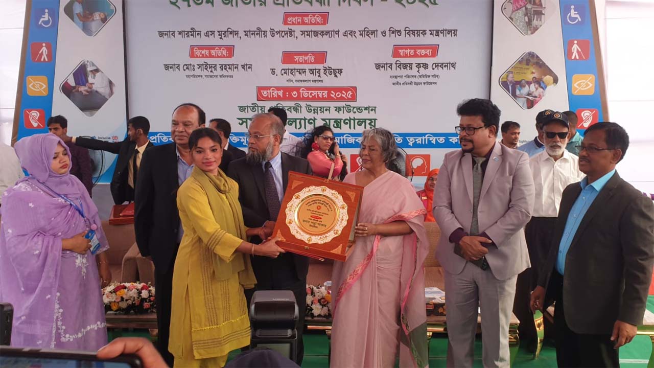 উপদেষ্টা শারমীন এস মুরশিদ পান্না আক্তারের হাতে ক্রেস্ট, সনদপত্র এবং ১০ হাজার টাকার অর্থ পুরস্কার তুলে দেন