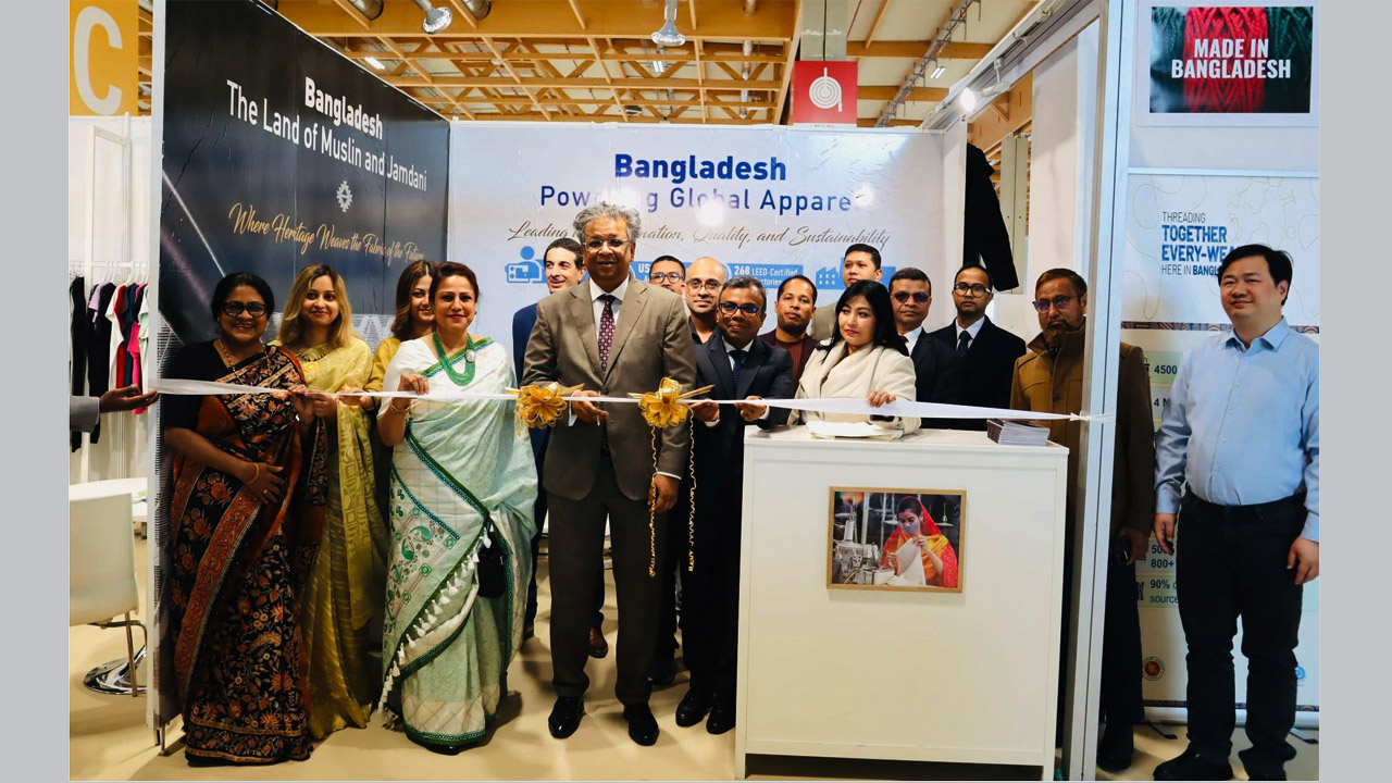 প‍্যারিসে টেক্সওয়ার্ল্ড অ্যাপারেল সোর্সিং এ আগত অতিথিরা