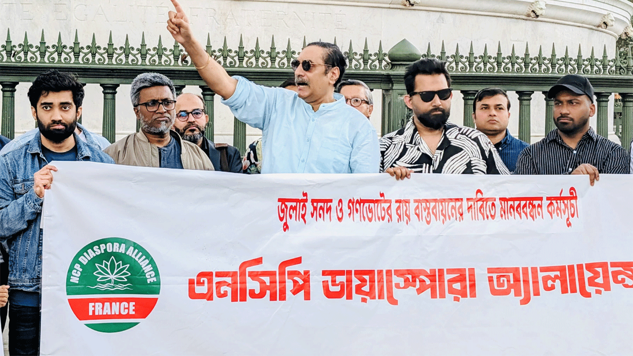 বক্তব্য রাখছেন লেখক ও অ্যাক্টিভিস্ট পিনাকী ভট্টাচার্য