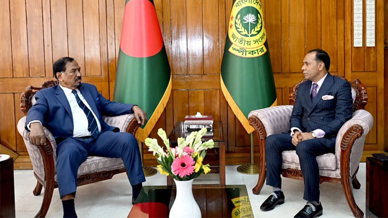 ডেপুটি স্পিকার ব্যারিস্টার কায়সার কামাল স্পিকার হাফিজ উদ্দিন আহমদ বীর বিক্রমের সাথে সৌজন্য সাক্ষাৎ করেন
