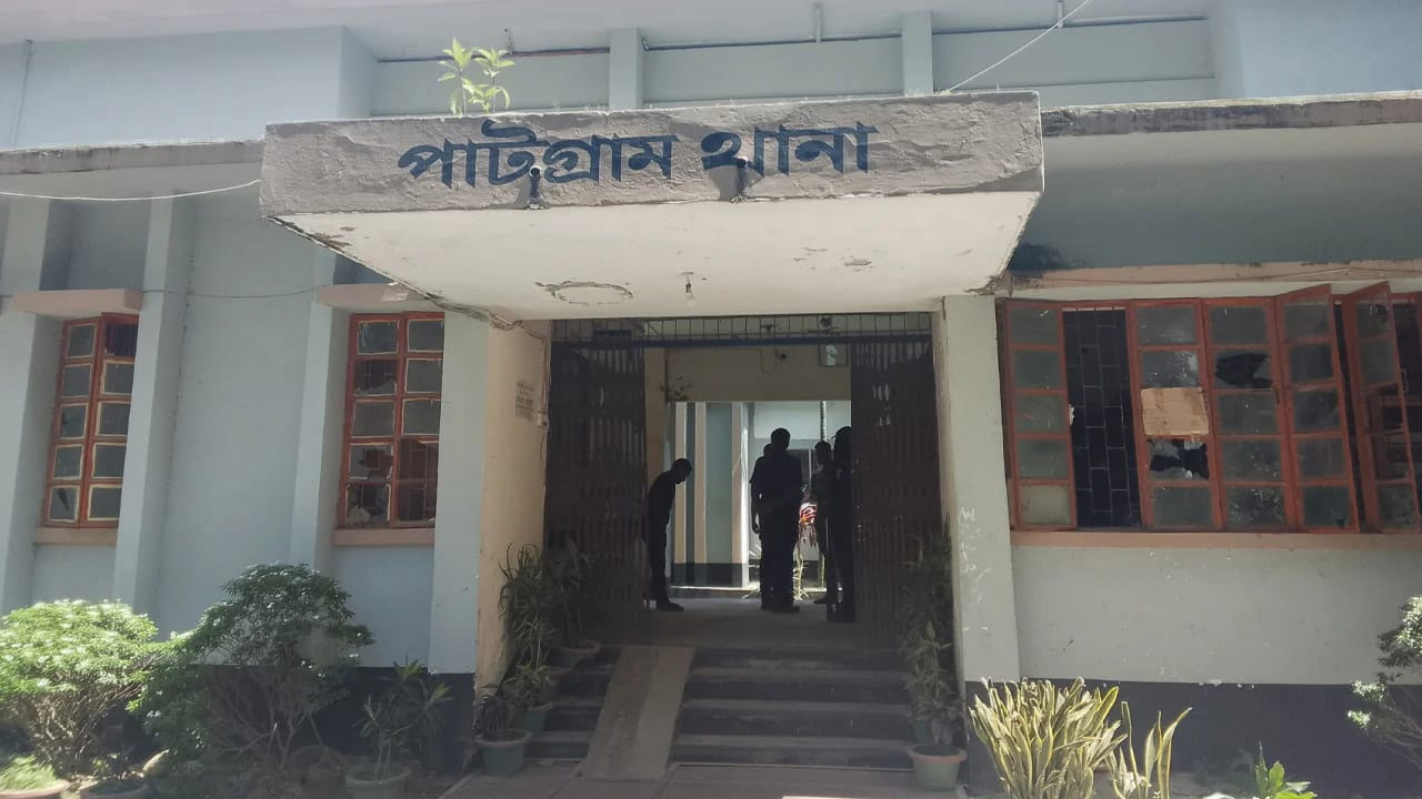 পাটগ্রাম থানায় হামলার ঘটনায় মামলা, গ্রেফতার ৪