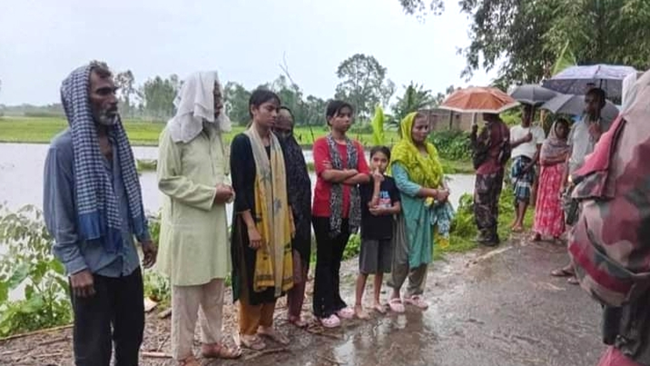 সীমান্তে পুশইন করা নারী ও শিশুরা