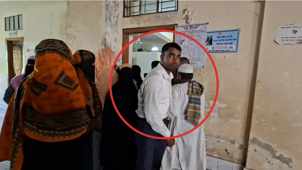 পাথরঘাটায় সরকারি হাসপাতালে রিপ্রেজেন্টেটিভদের দৌরাত্ম্য, ভোগান্তিতে রোগীরা
