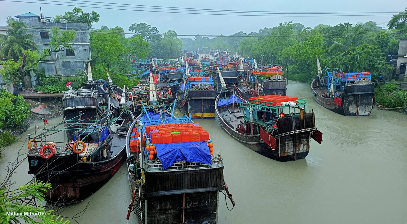 বরগুনার পাথরঘাটায় নোঙর করে রাখা মাছ ধরা ট্রলার