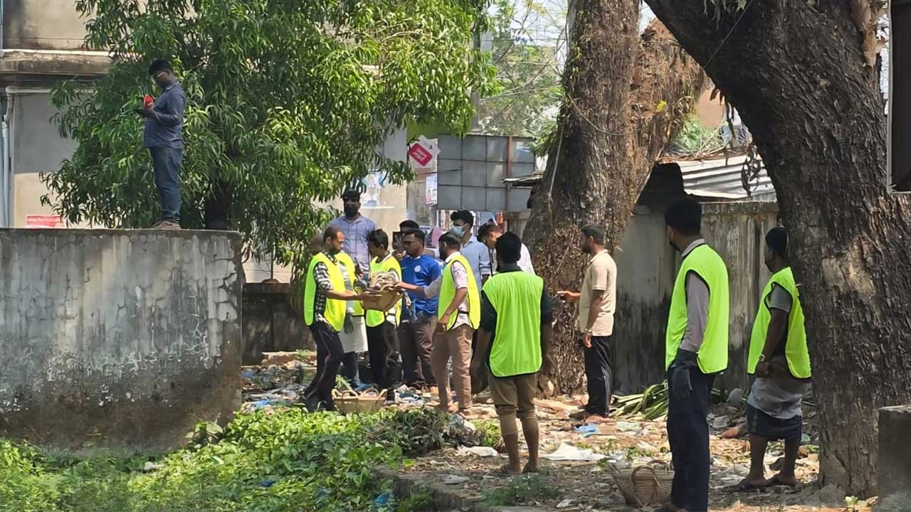 পাথরঘাটা স্বাস্থ্য কমপ্লেক্সে বিএনপি নেতার উদ্যোগে পরিচ্ছন্নতা অভিযান চালানো হয়
