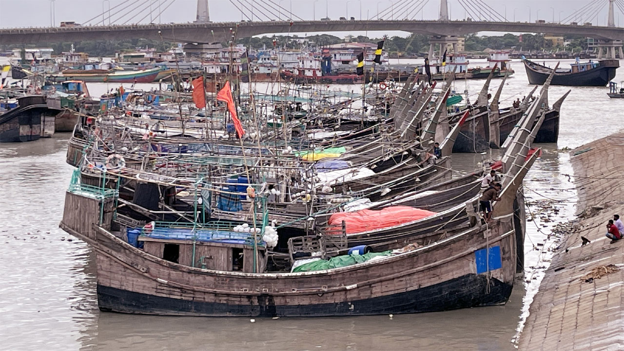 উপকূলে মাছধরা ট্রলারগুলো