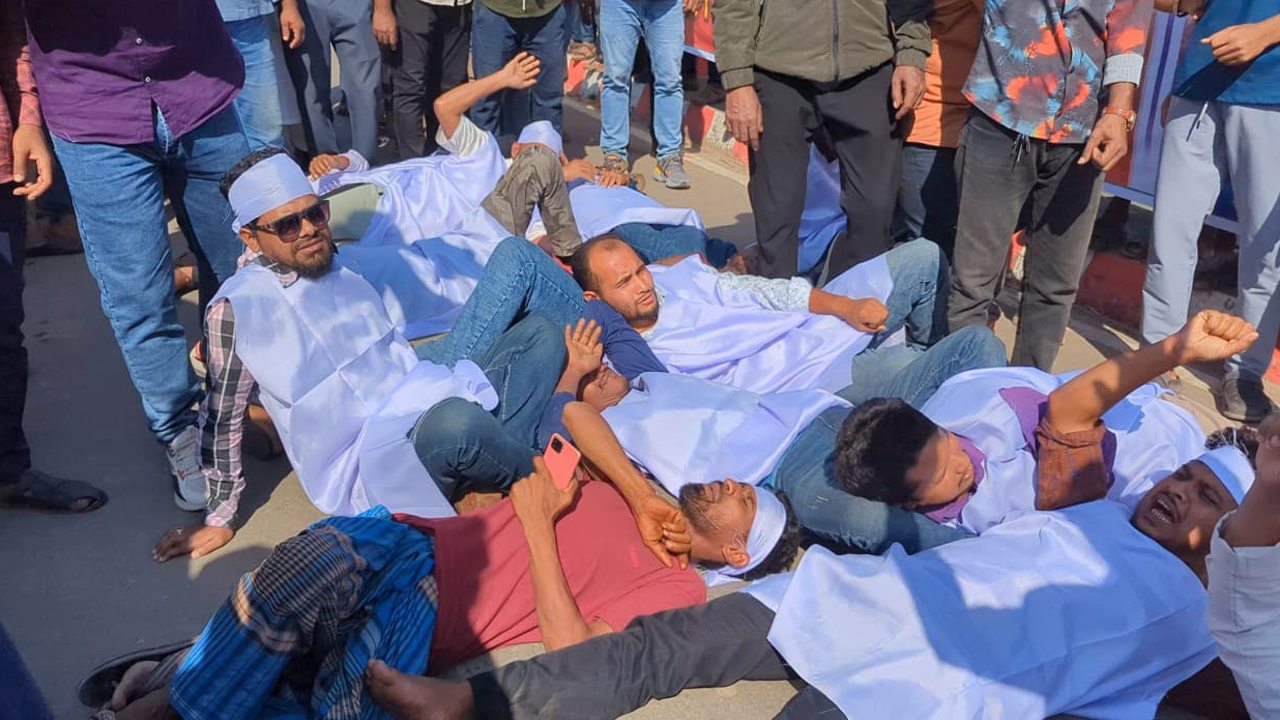 কাফনের কাপড় পরে শুয়ে পড়া নেতাকর্মীরা।