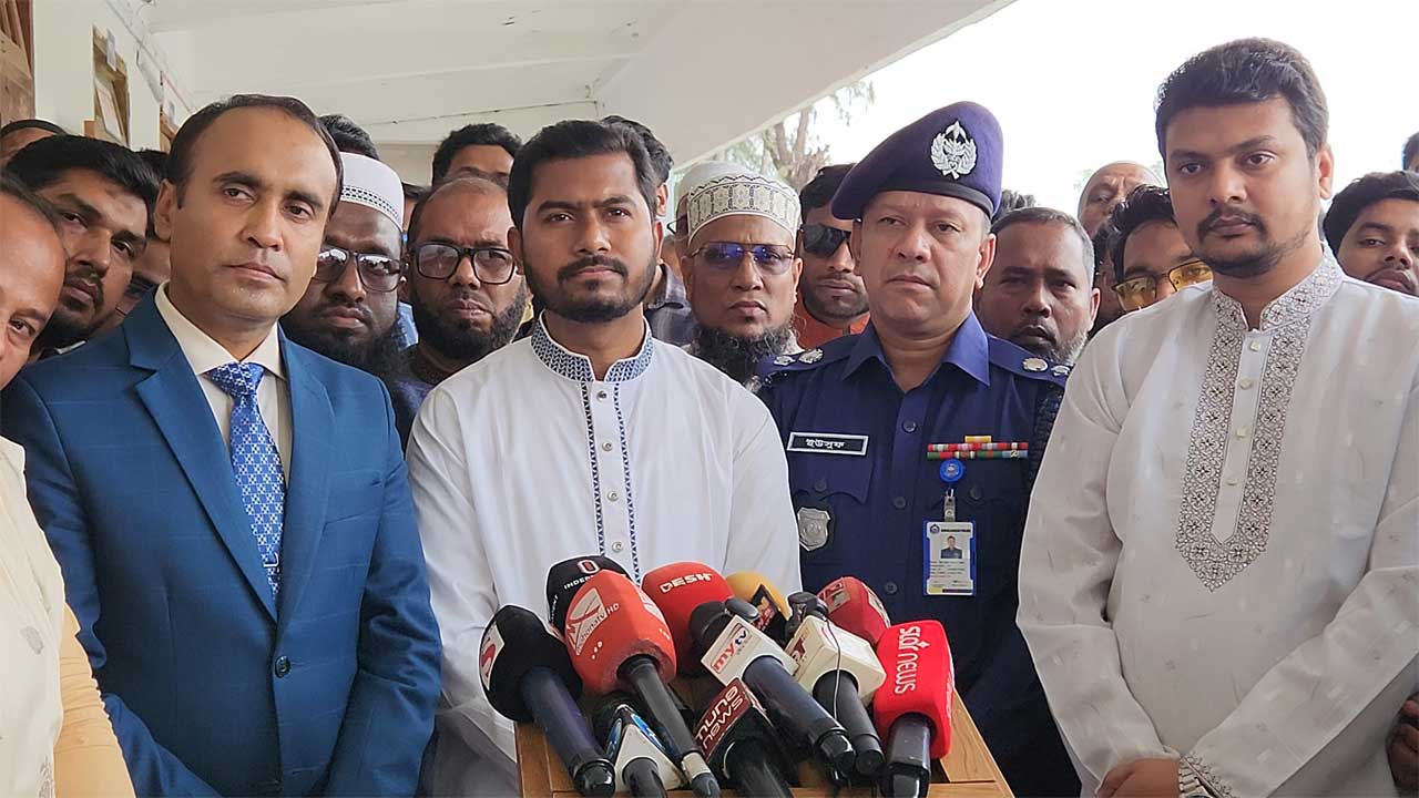 পটুয়াখালী জেলা প্রশাসকের কার্যালয়ের সামনে সাংবাদিকদের সাথে কথা বলেন প্রবাসীকল্যাণ ও বৈদেশিক কর্মসংস্থান প্রতিমন্ত্রী নুরুল হক নুর।